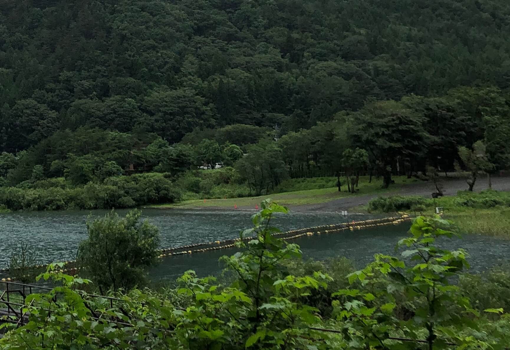 大雨による増水で湖畔のテントサイトが狭くなっております