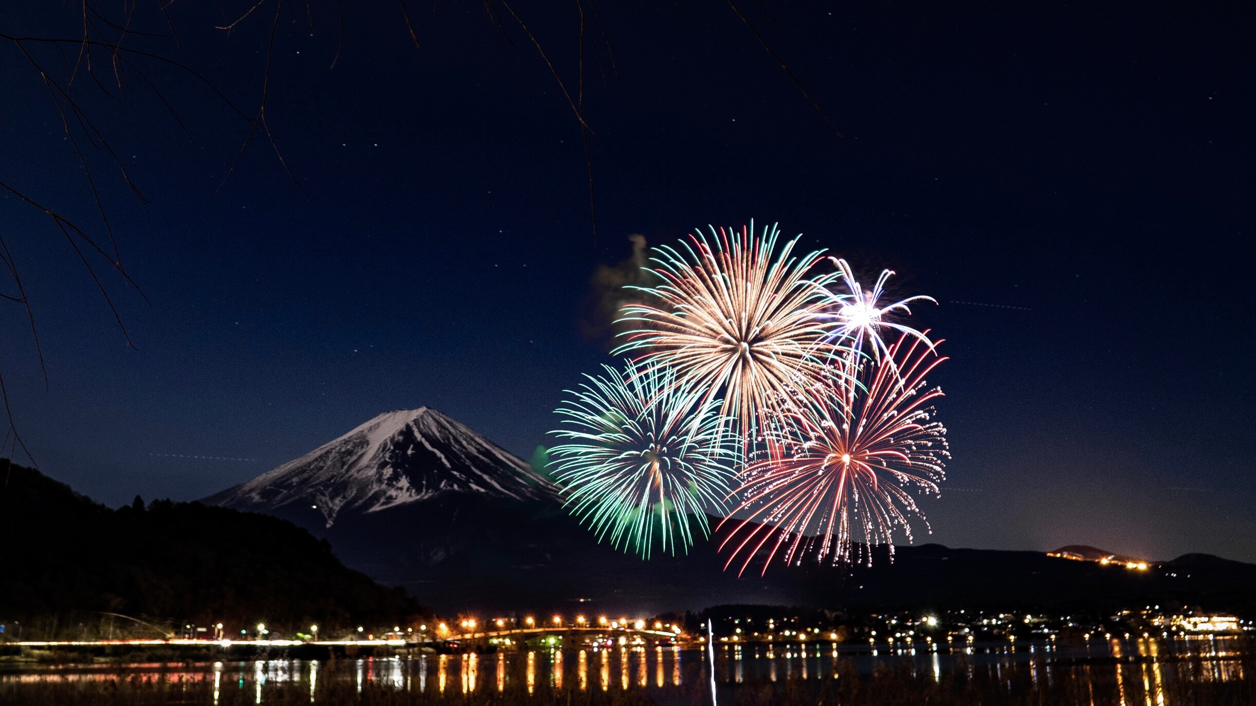 河口湖冬花火開催中です